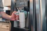 Termohrnček s madlom Tana 900ml z RCS recykl. plastu > biela