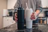 Termohrnček s madlom Tana 900ml z RCS recykl. plastu > biela