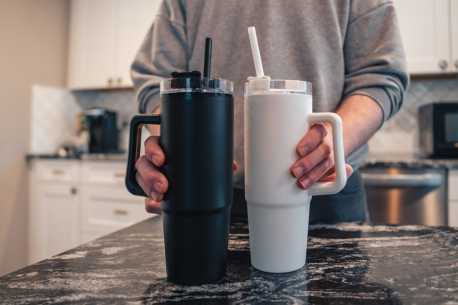 Termohrnček s madlom Tana 900ml z RCS recykl. plastu > biela