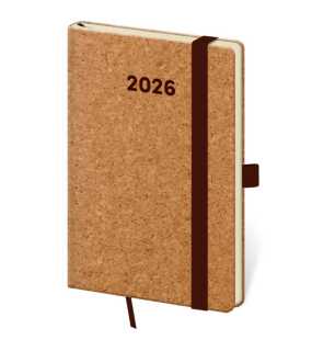 Diár s pútkom (Cork 2026) - 9 x 14 cm > hnedá > týždenný vreckový