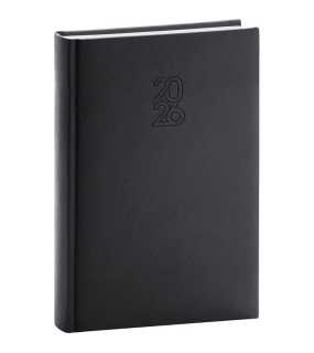 Diár (Aprint 2026) - 15 x 21 x 3 cm > čierna > denný A5