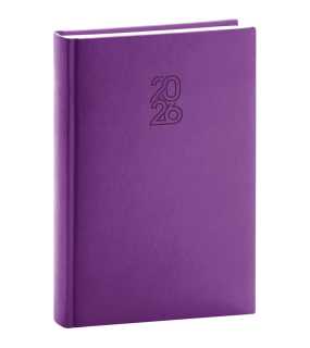 Diár (Aprint 2026) - 15 x 21 x 3 cm  > fialová > denný A5