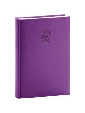 Diár (Aprint 2026) - 15 x 21 x 3 cm  > fialová > denný A5