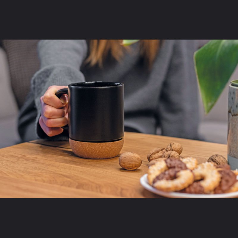 Keramická šálka s korkom > čierna