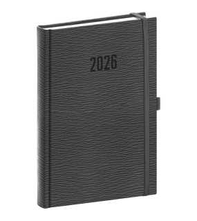 Diár (Rivoli 2026) - 15 x 21 x 3 cm  > sivá > denný A5