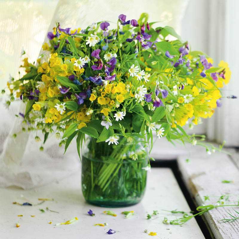 Nástenný kalendár (Kvety 2026) - 30 x 30 x 1 cm