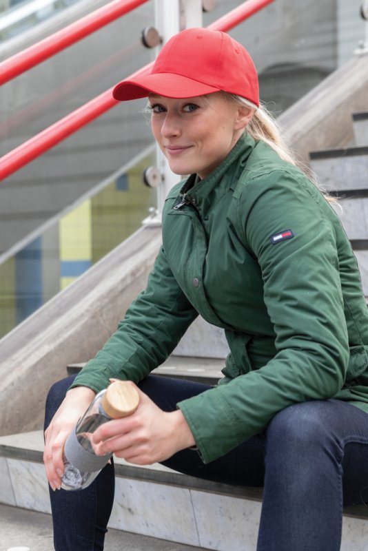 6 dielna šiltovka Impact z 280g recyklovanej bavlny AWARE > červená