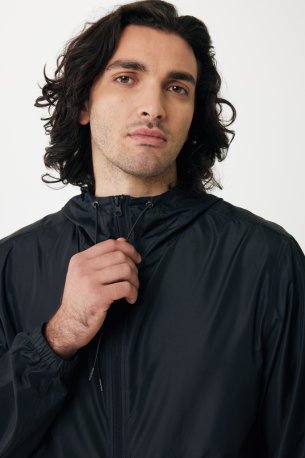 Ľahká bunda Iqoniq Logan z recykl. polyesteru > čierna > XL